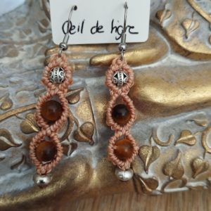 Boucles d'oreille en œil de tigre et micro-macramé
