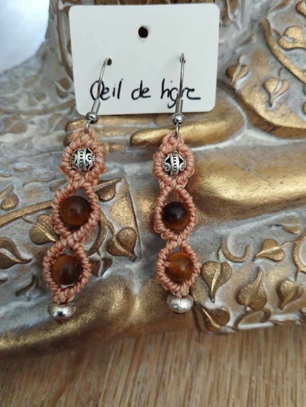 Boucles d'oreille en œil de tigre et micro-macramé