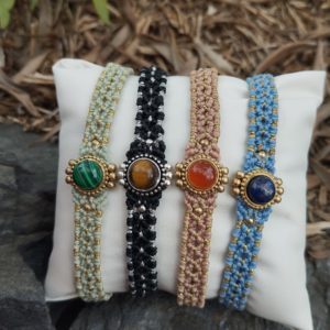 Bracelet cabochon en pierre & micro-macramé