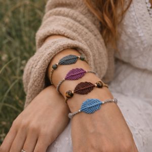 Collection "PARNA" : bracelets en pierres et micro-macramé